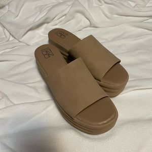 NWOT Platform Sandals